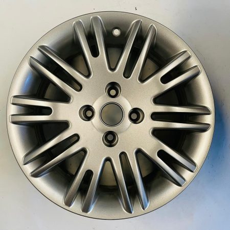 Llanta original Fiat Linea Multirayos Rodado 15